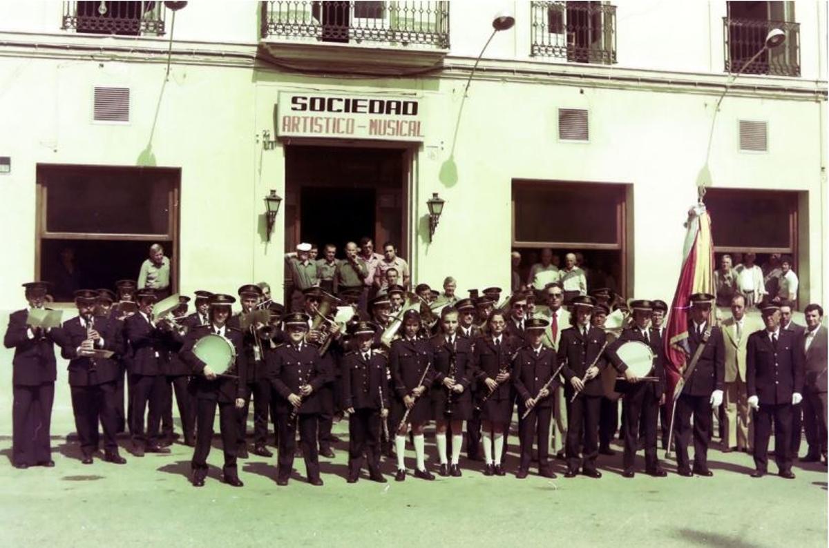 Las primeras mujeres en ingresar en la banda de la SAM, en agosto de 1974, frente al Casino El Musical.