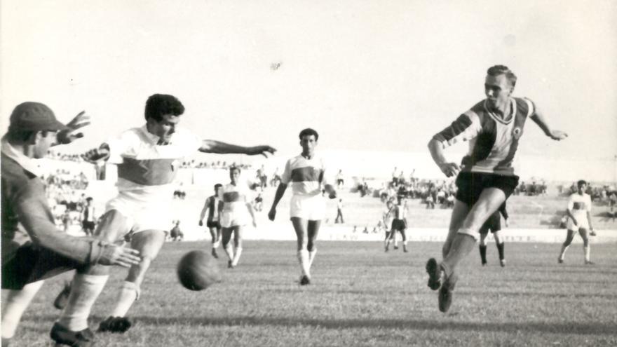 Gol de Csóka en un derbi de la temporada 1960-61