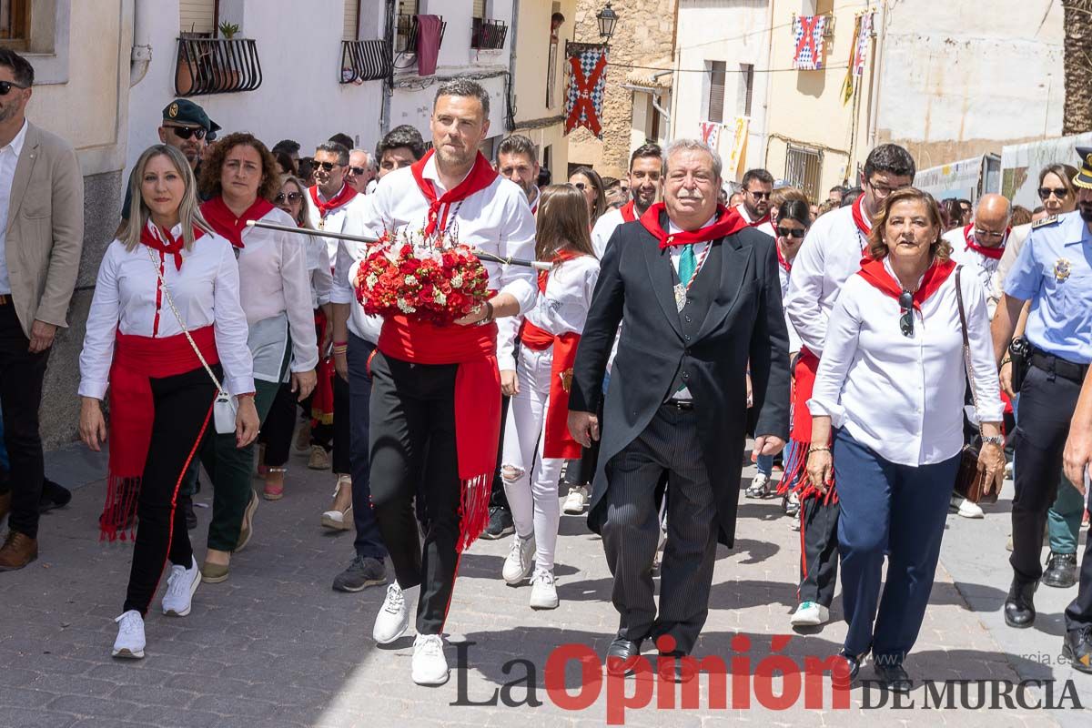 Bandeja de flores y ritual de la bendición del vino en las Fiestas de Caravaca