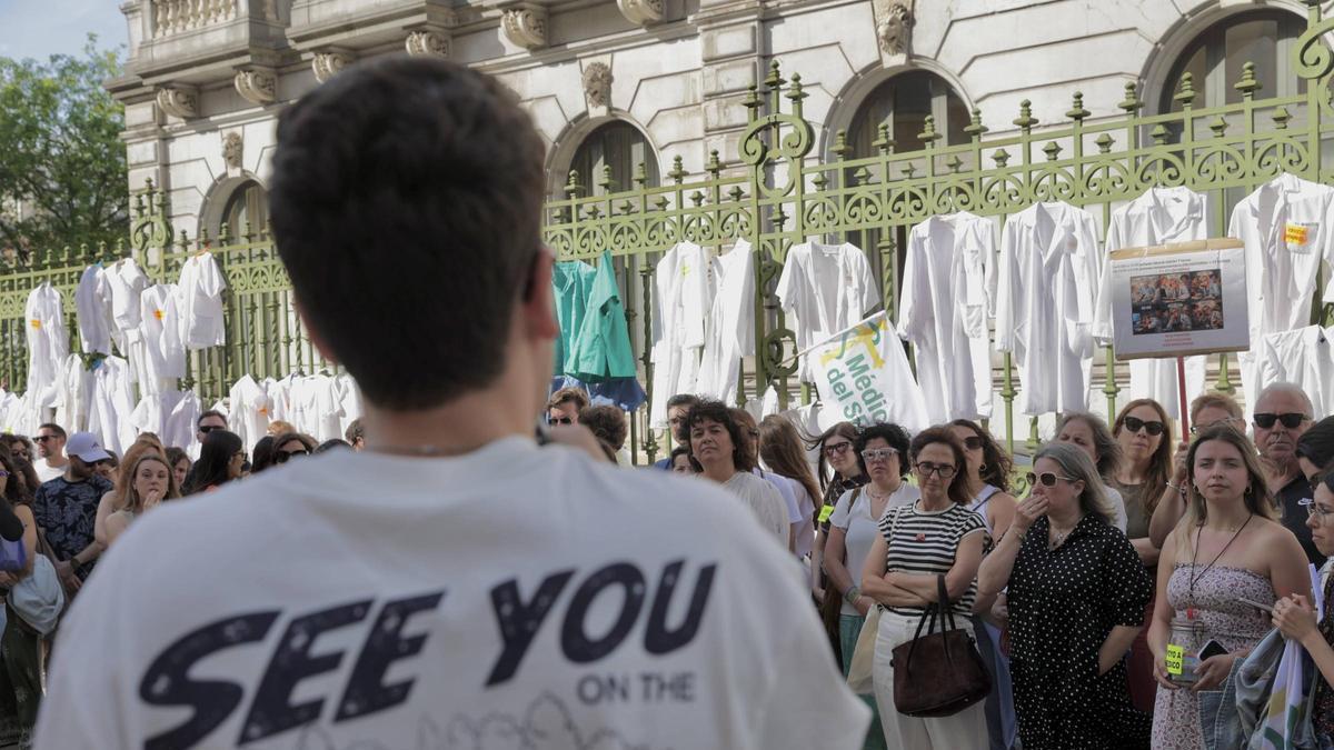 Los médicos vuelven a manifestarse en Oviedo por unas condiciones laborales dignas: "Nuestro descanso es vuestra seguridad"