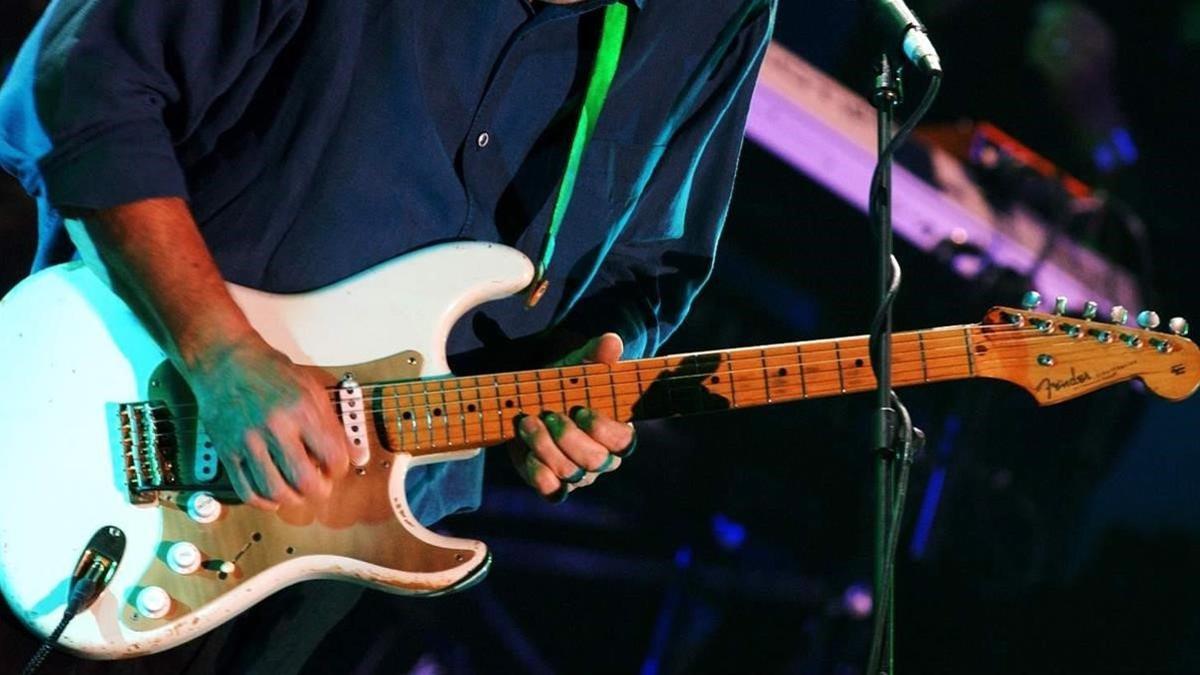 David Gilmour, con una Fender Stratocaster 001 en Londres, en septiembre del 2004