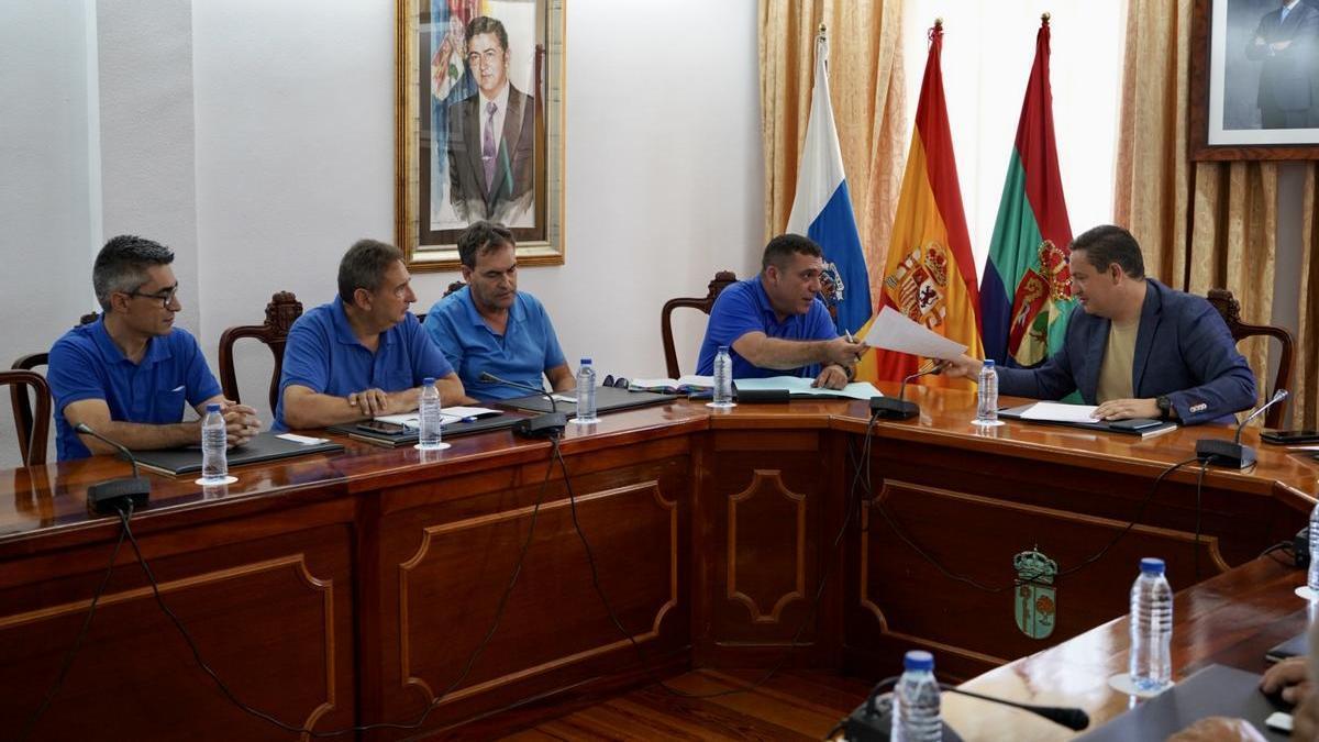 La reunión del Gobierno de Arona con la nueva directiva de la Asociación de Radio Taxis