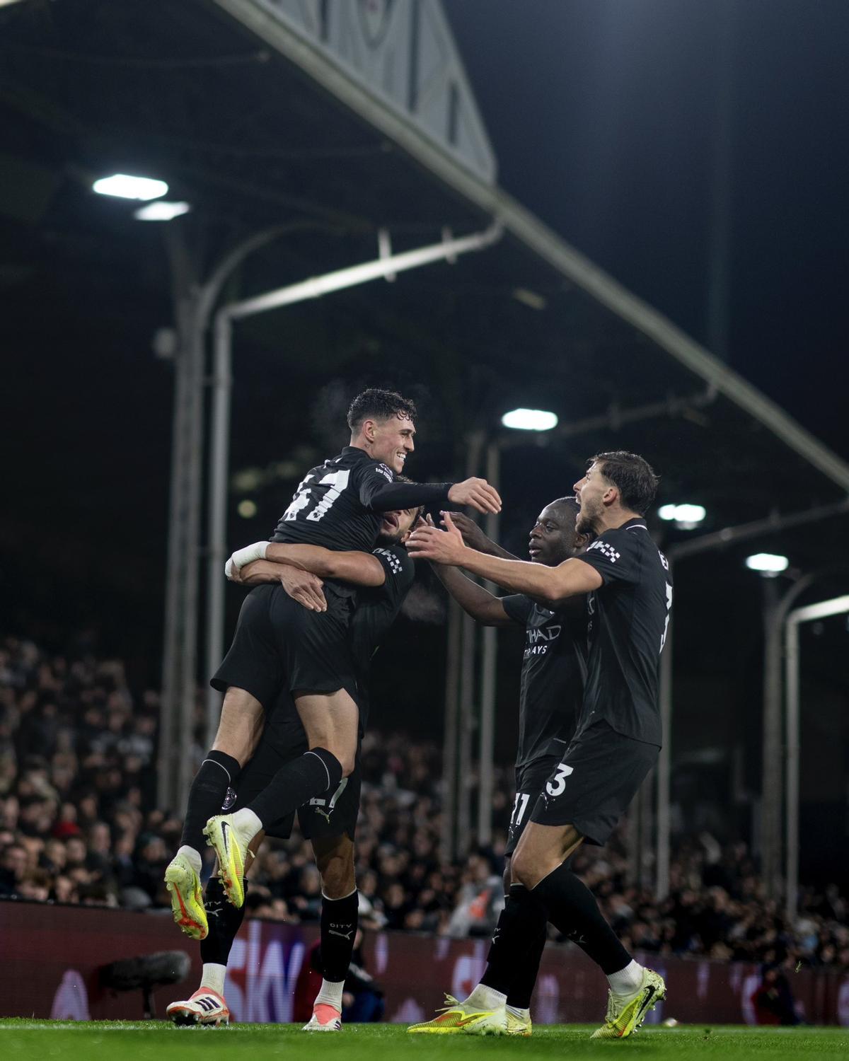 Foden, celebrando un gol con sus compañeros en Craven Cottage