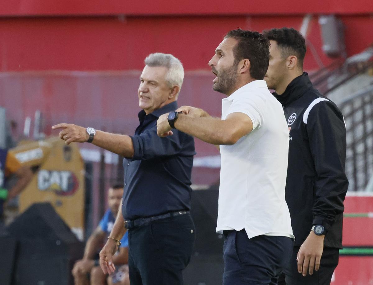 Baraja y Aguirre imparten instrucciones.