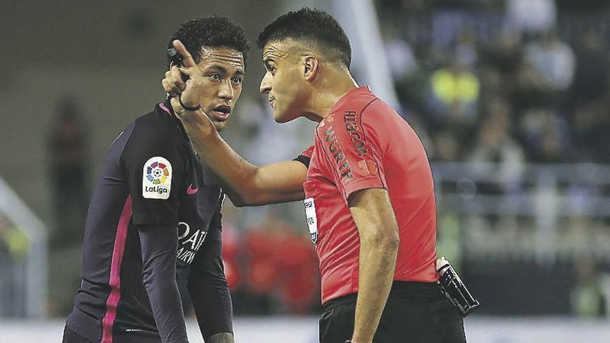 Neymar y Gil Manzano, tras la primera tarjeta amarilla al brasileño en La Rosaleda.