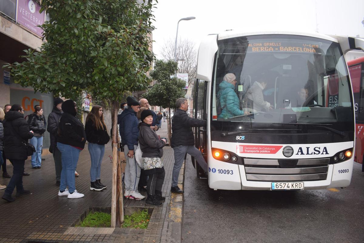 Usuaris pujant en un bus a Berga, en una imatge d'arxiu