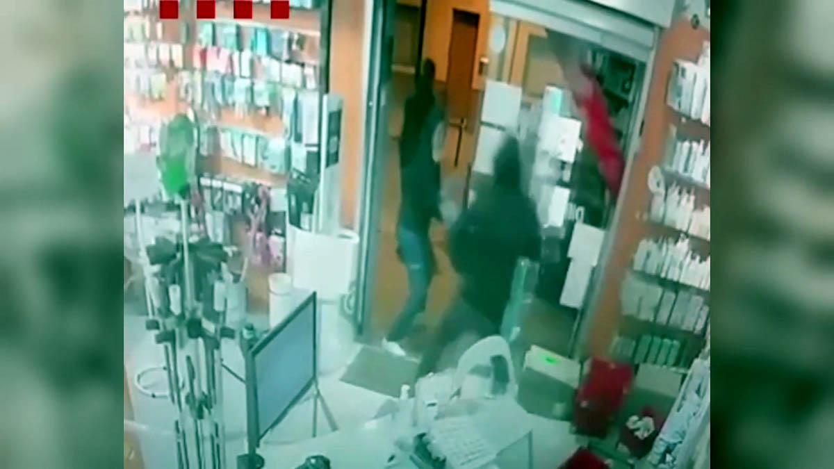 Detenido 'in fraganti' un hombre que robaba en una farmacia de Barcelona