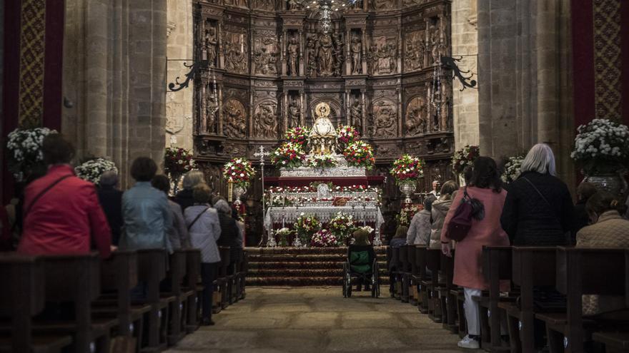 La Virgen de la Montaña de Cáceres recibe a El Redoble para la misa cantada