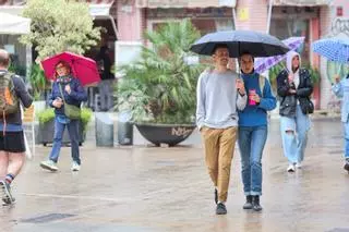Mañana gris de nubes y lluvia en València en la víspera de San Vicente Ferrer