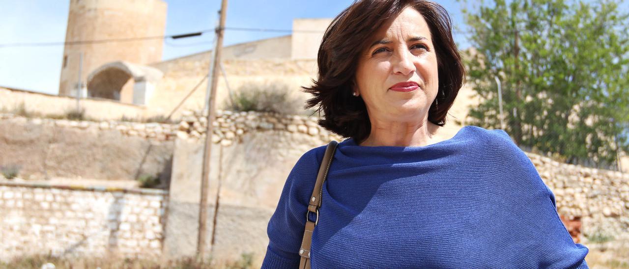 Marta Alonso Rodríguez junto al castillo de Elda.