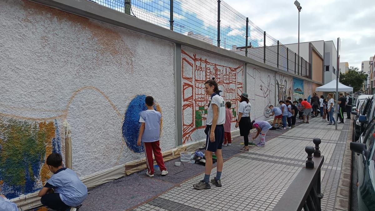 El alumnado del CEIP Nanda Cambres, en Arenales, pinta unos murales en la fachada del centro