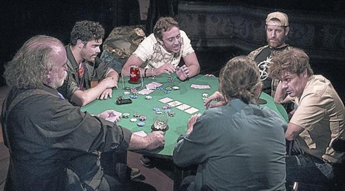 Els sis intèrprets de ’La partida’, a la timba muntada al Romea.