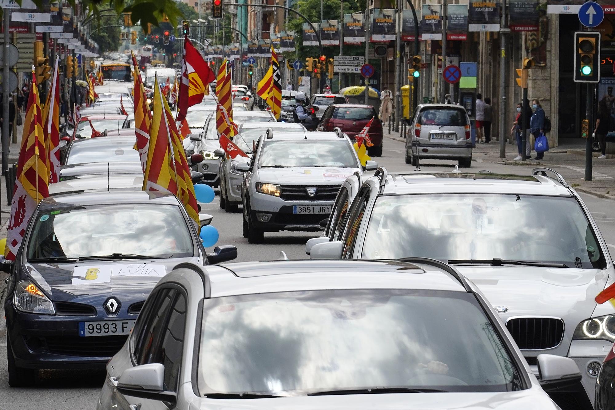 Marxa lenta de treballadors de Correus de Girona