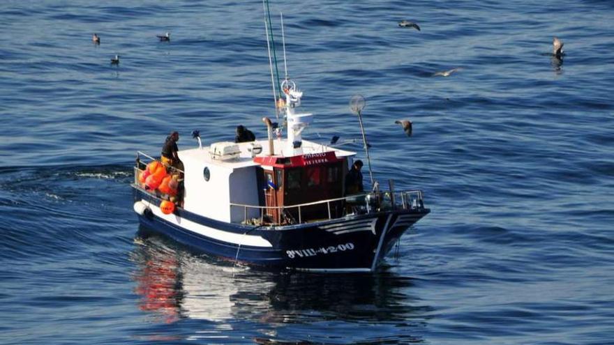 Una embarcación de artes menores pesca en una ría gallega.