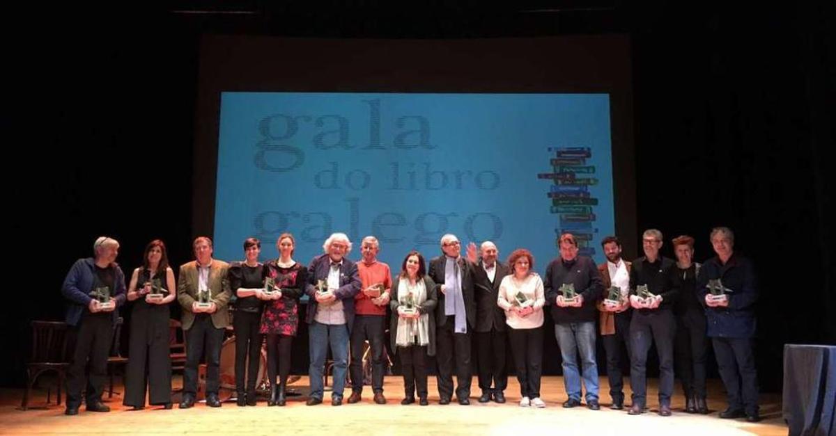 Foto de familia de los premiados en las distintas categorías, ayer al finalizar la gala. // Faro