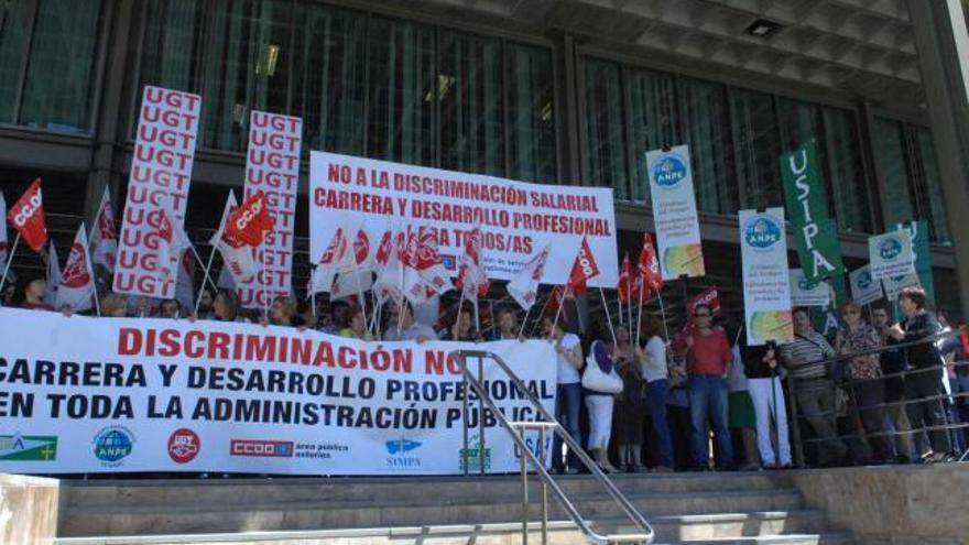 Una manifestación de los funcionarios en el edificio de servicios múltiples.