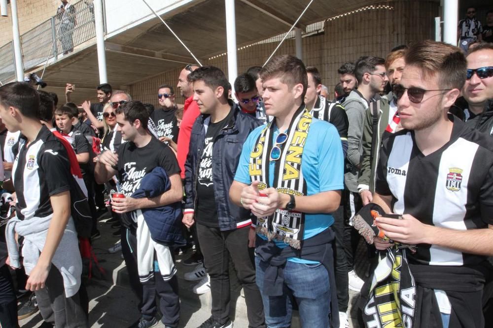 Salida de los jugadores y las peñas del FC Cartagena hacia Murcia para el derbi