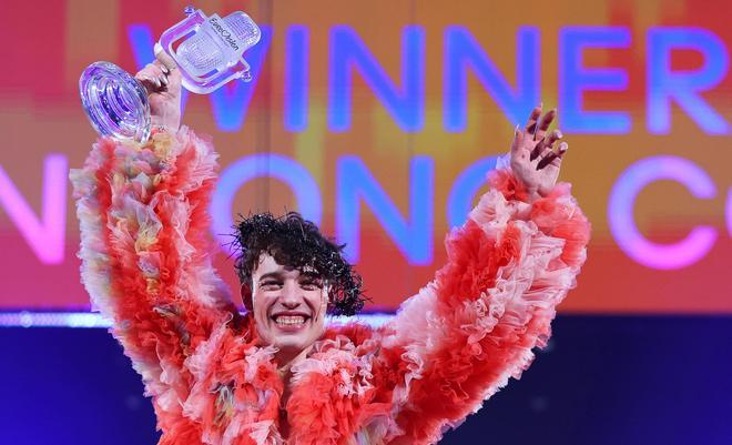 Nemo representante de Suiza en  Eurovisión levantando el micrófono de cristal en el Malmo Arena tras proclamarse vencedor del certamen
