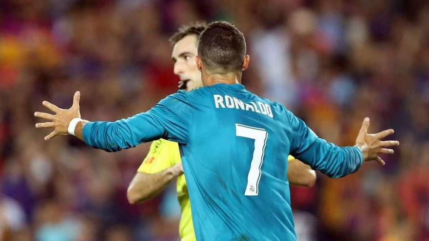 Cristiano Ronaldo gesticula ante el árbitro en el partido del pasado domingo en el Camp Nou.