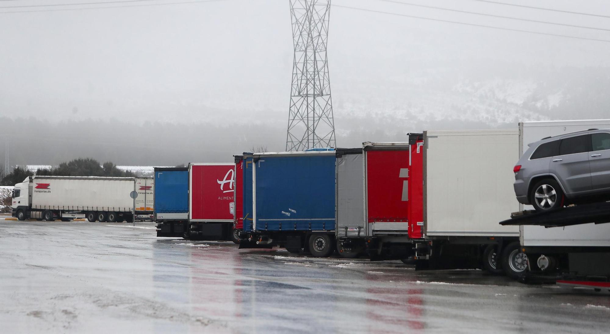 Numerosos transportistas permanecen atrapados en el Rebollar