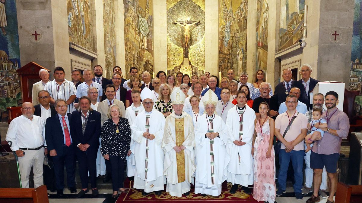 Imposición de medallas a los nuevos cofrades del Cristo de la Victoria, y cofrade de honor al obispo emérito Luis Quinteiro