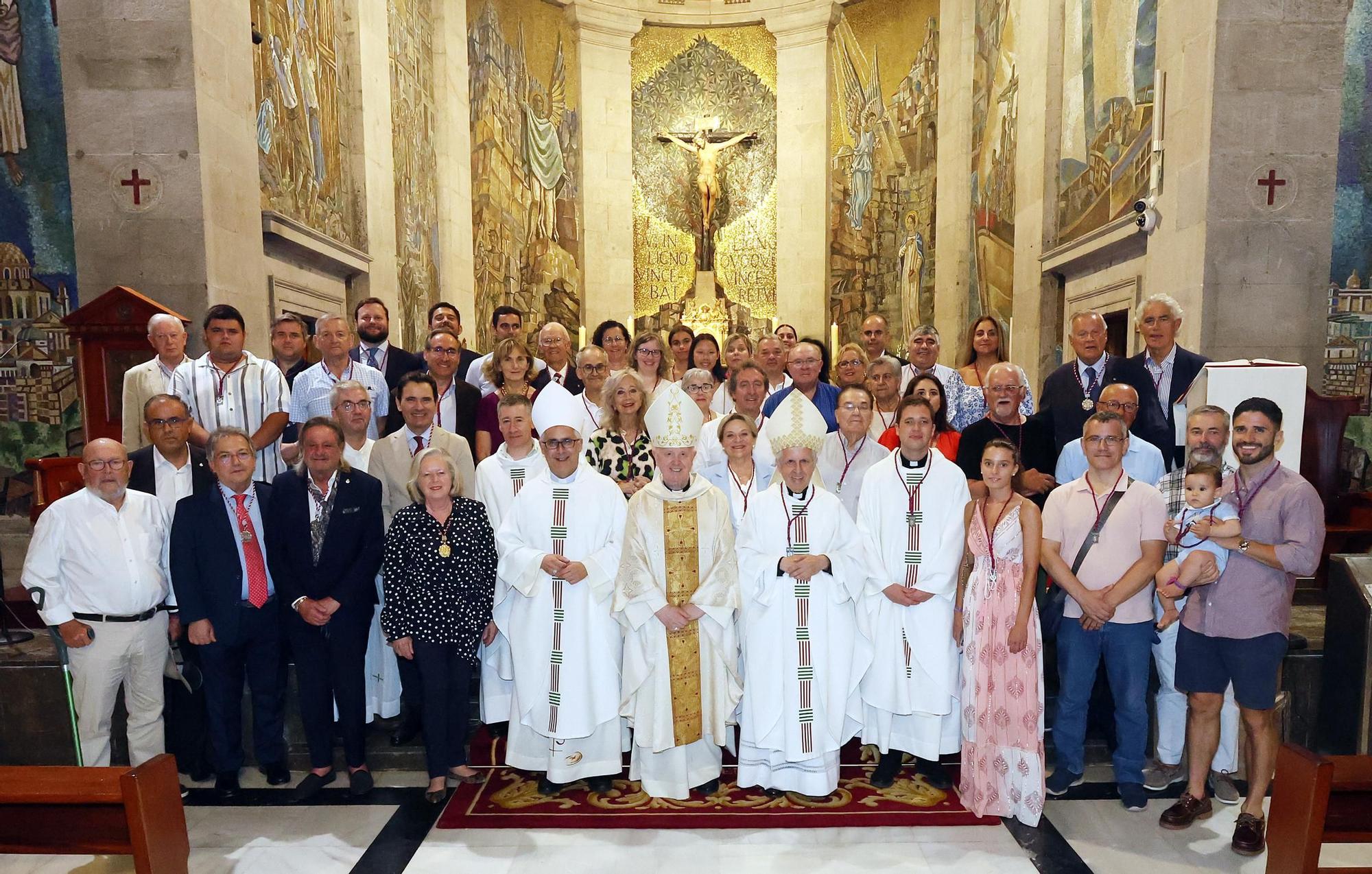 Imposición de medallas a los nuevos cofrades del Cristo de la Victoria, y cofrade de honor al obispo emérito Luis Quinteiro Fiuza