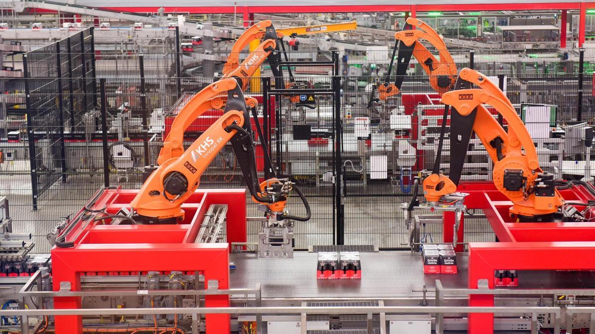 Varios robots trabajan en la fábrica de Estrella Galicia en Morás.