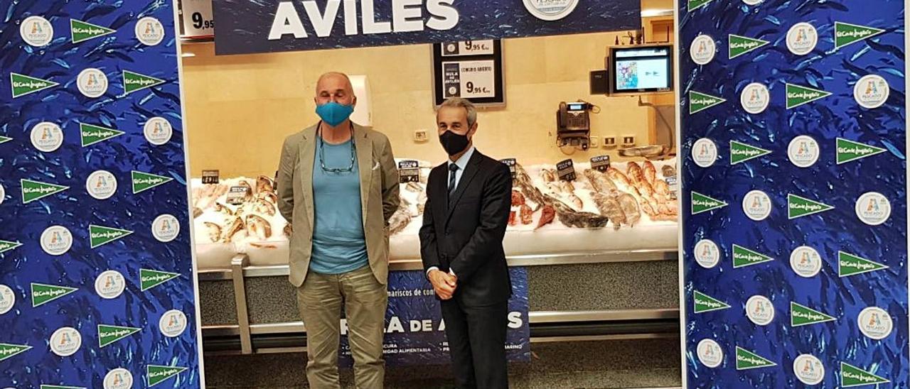 Ramón Álvarez Suárez, gerente de la Rula de Avilés y Javier Esteban Flores, director regional de El Corte Inglés Asturias-Galicia, ayer, en el centro de El Corte Inglés en Avilés.