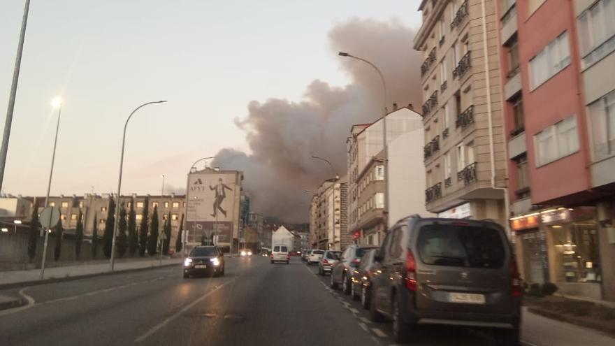 El incendio en el monte Xiabre amenaza casas en Caldas