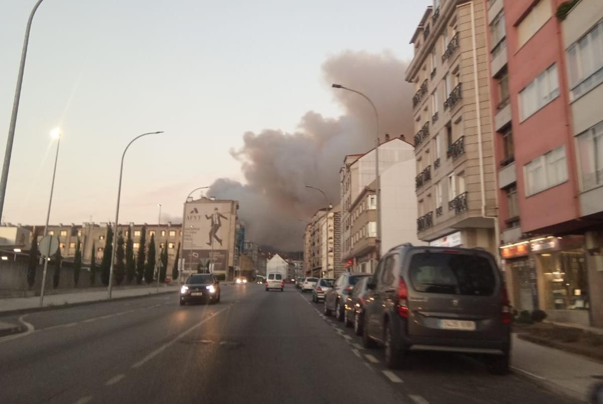 El incendio en el monte Xiabre amenaza casas en Caldas