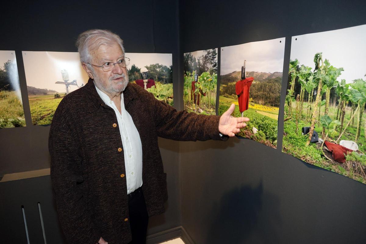 O fotógrafo Manuel Sendón explicando a súa exposición "Espantallos" da Fundación Laxeiro (Casa das Artes en Vigo).