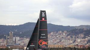 El Alinghi (SUI) vuelve a aprovechar el poco viento para complicar el pase del INEOS (GBR)
