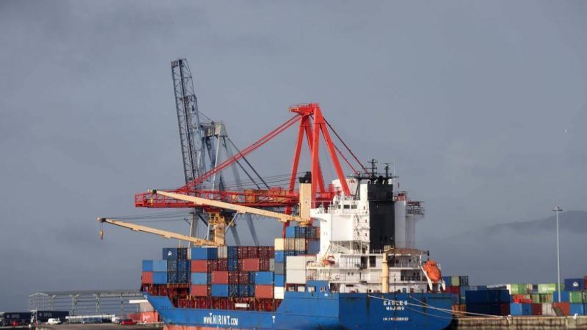 Un barco con contenedores en el Puerto de Vilagarcía.