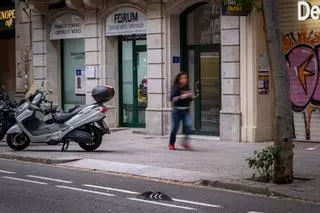 Barcelona estudia suprimir vados inoperativos en el Eixample para plantar árboles