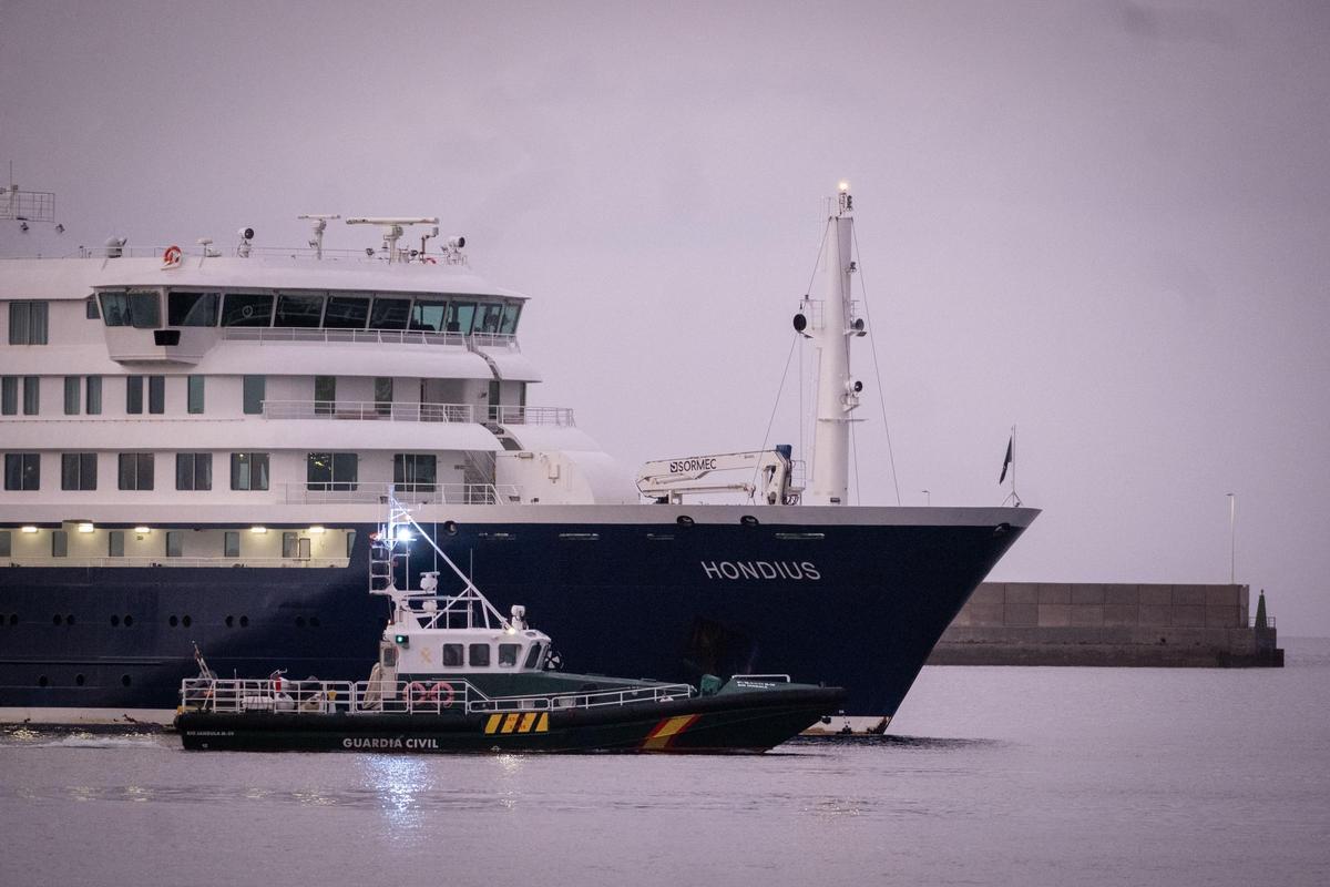 Una patrullera de la Guardia Civil supervisa el fondeo del crucero MV Hondius