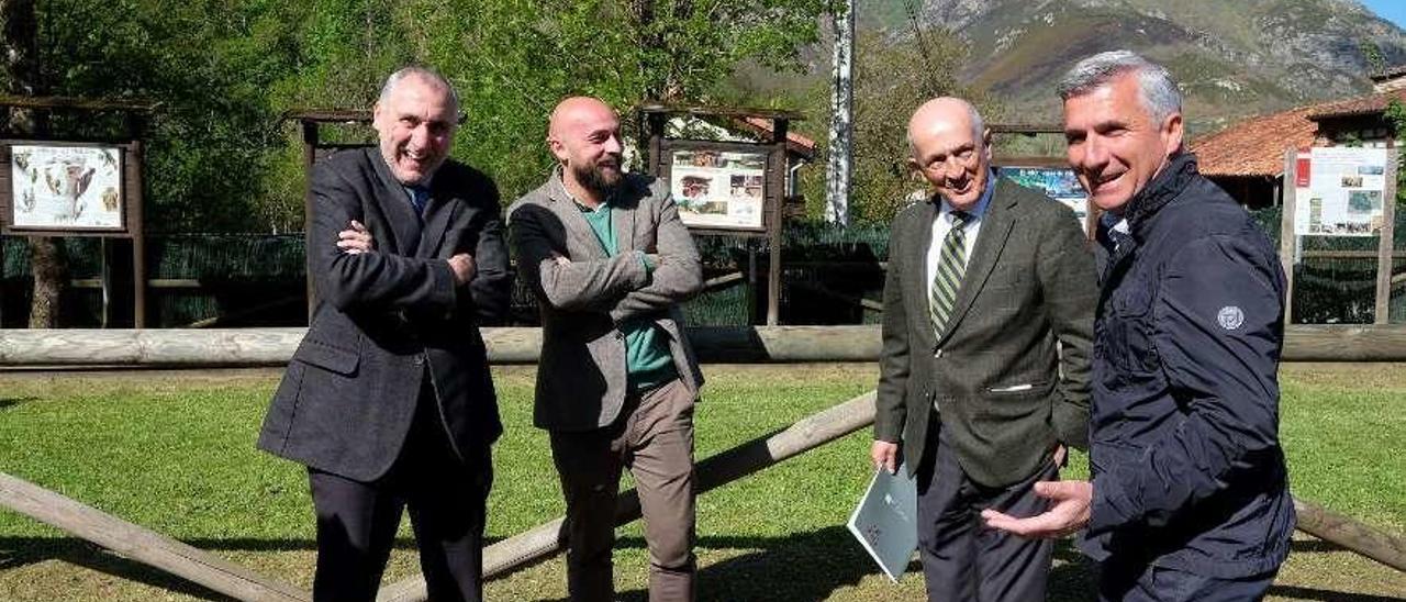 Por la izquierda, Benigno Fernández Fano, José Tuñón, Nicanor Fernández y Marcelino Martínez, en la zona exterior de la Casa del Agua del parque de Redes, ayer.