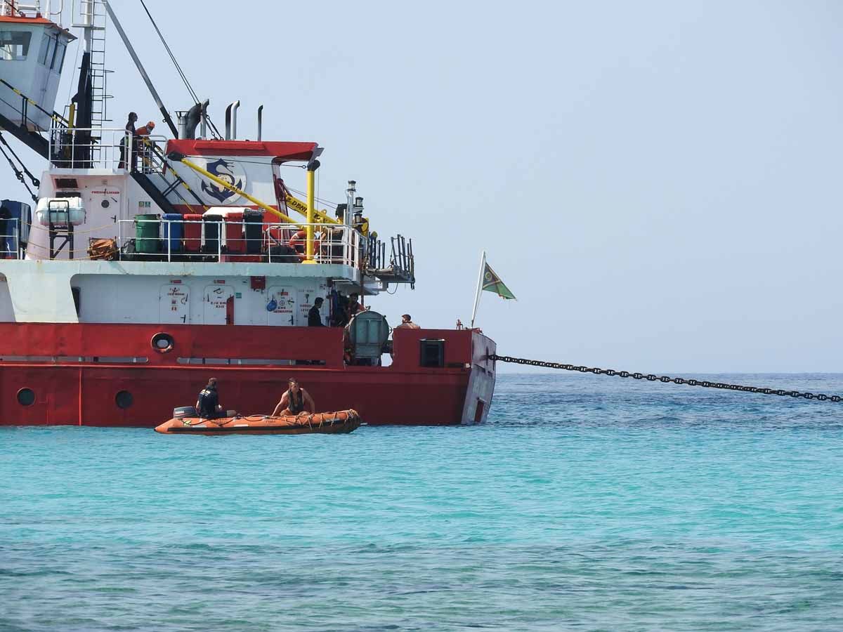 Desencallan el mercante 'River Thames' tras más de cuatro horas de trabajo en Formentera