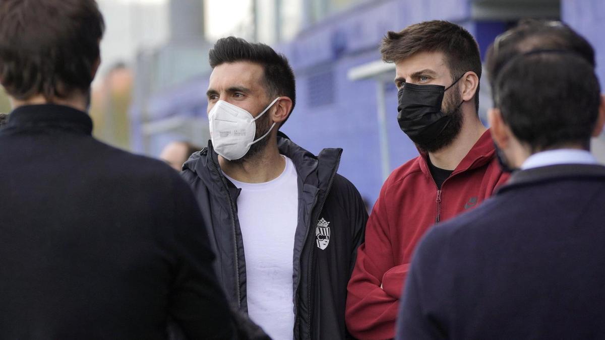 Eder Sarabia, a la izquierda, y Gerard Piqué, a la derecha, durante la etapa del técnico en el Andorra.