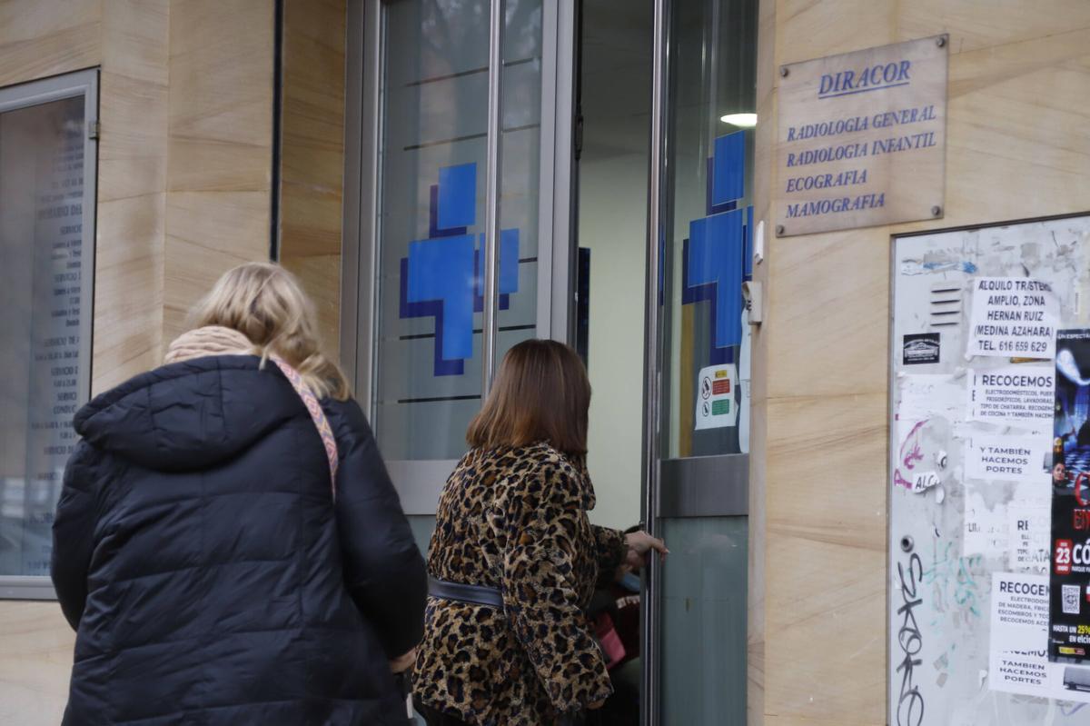 Dos mujeres entran en un centro médico privado de Córdoba.
