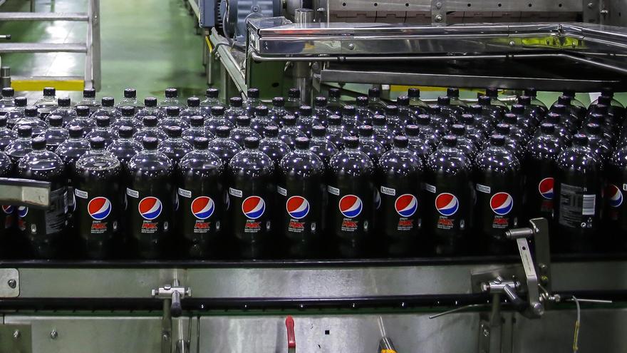 Botellas de Pepsi, marca de PepsiCo.