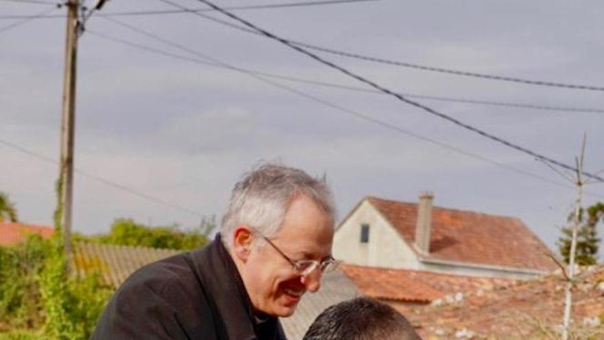 Torres saluda al obispo de Lugo en una visita a Donramiro.