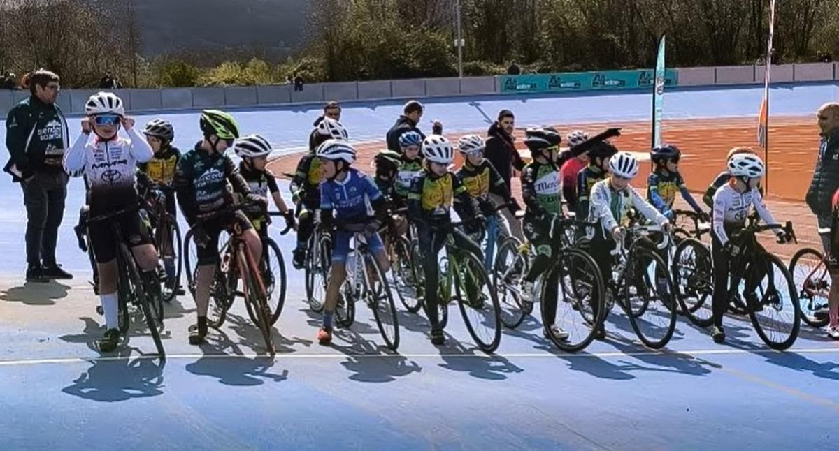 Participantes en una de las pruebas en el velódromo de Laviana.