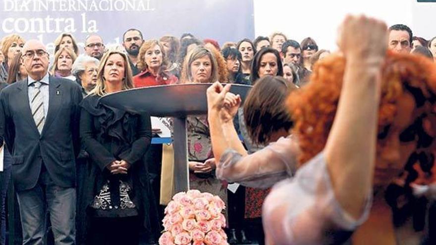 Las ministras de Sanidad, Igualdad y Vivienda, y el presidente del Senado, en un acto contra la violencia machista, en Madrid.  //  Efe