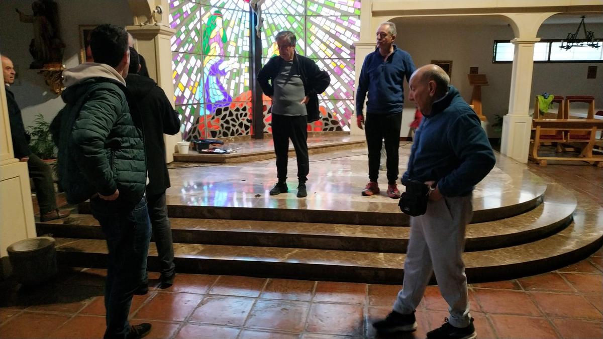 Personas que acudieron a ayudar a retirar los enseres de la iglesia.