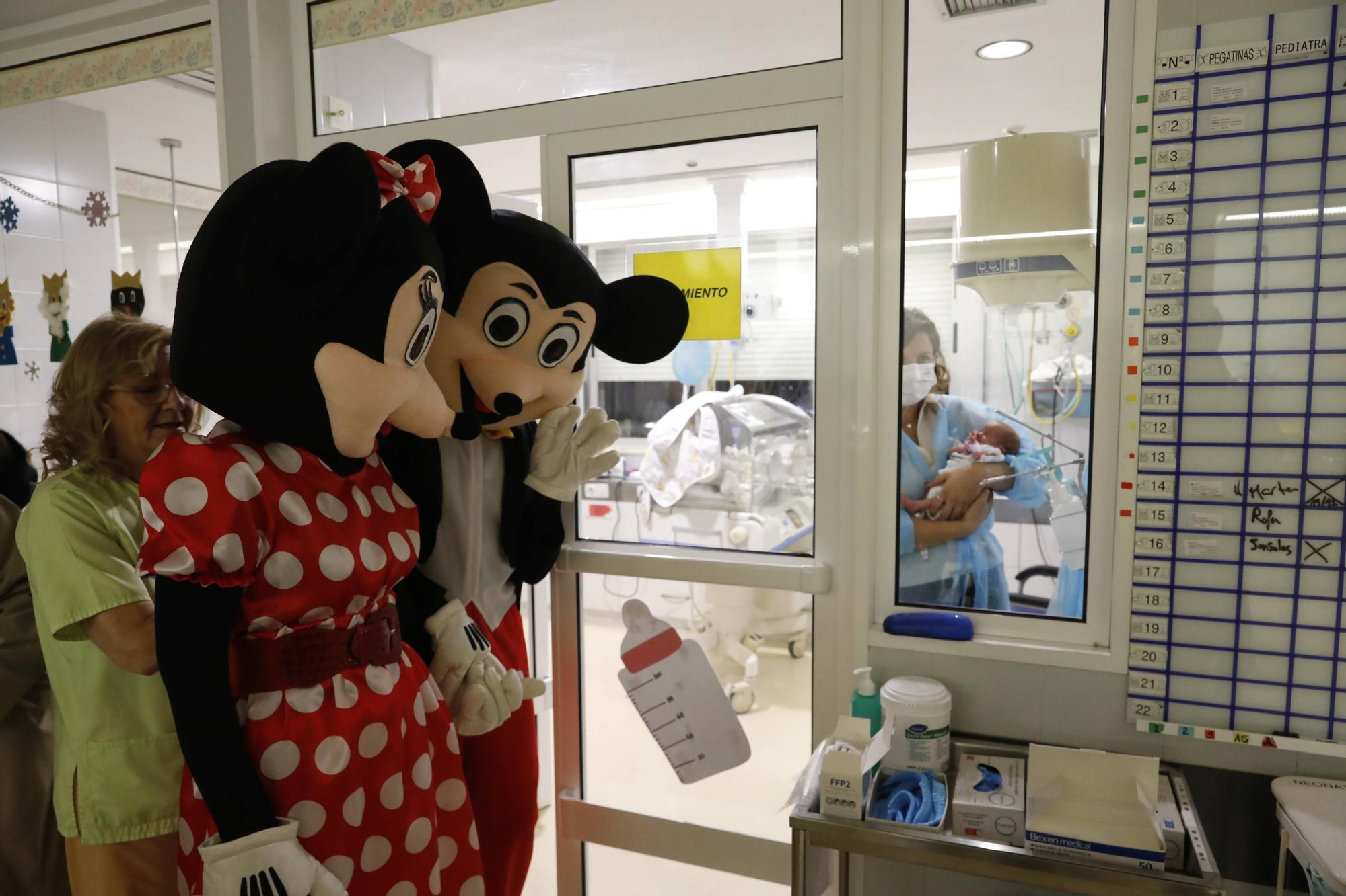 Así fue la visita de Mickey y Minnie Mouse al Hospital de Cabueñes (en imágenes)