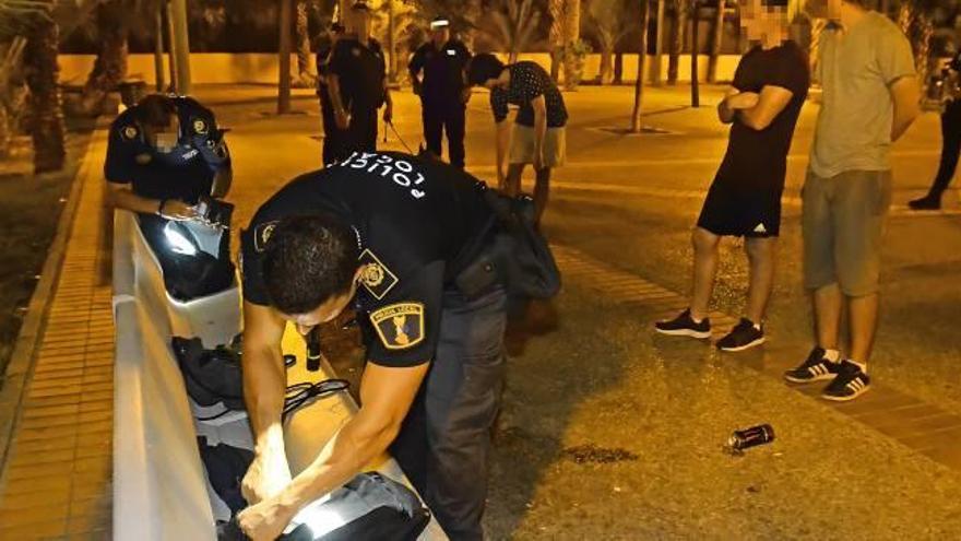 Agentes de la Policía Local realizan un registro en varias mochilas en el centro de la ciudad, en una imagen de archivo.