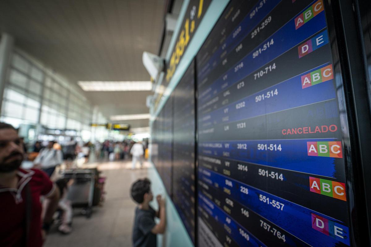 Pasajeros en el aeropuerto de Barcelona-El Prat durante una jornada de huelga de personal Pasajeros en el aeropuerto de Barcelona-El Prat durante una jornada de huelga de personal