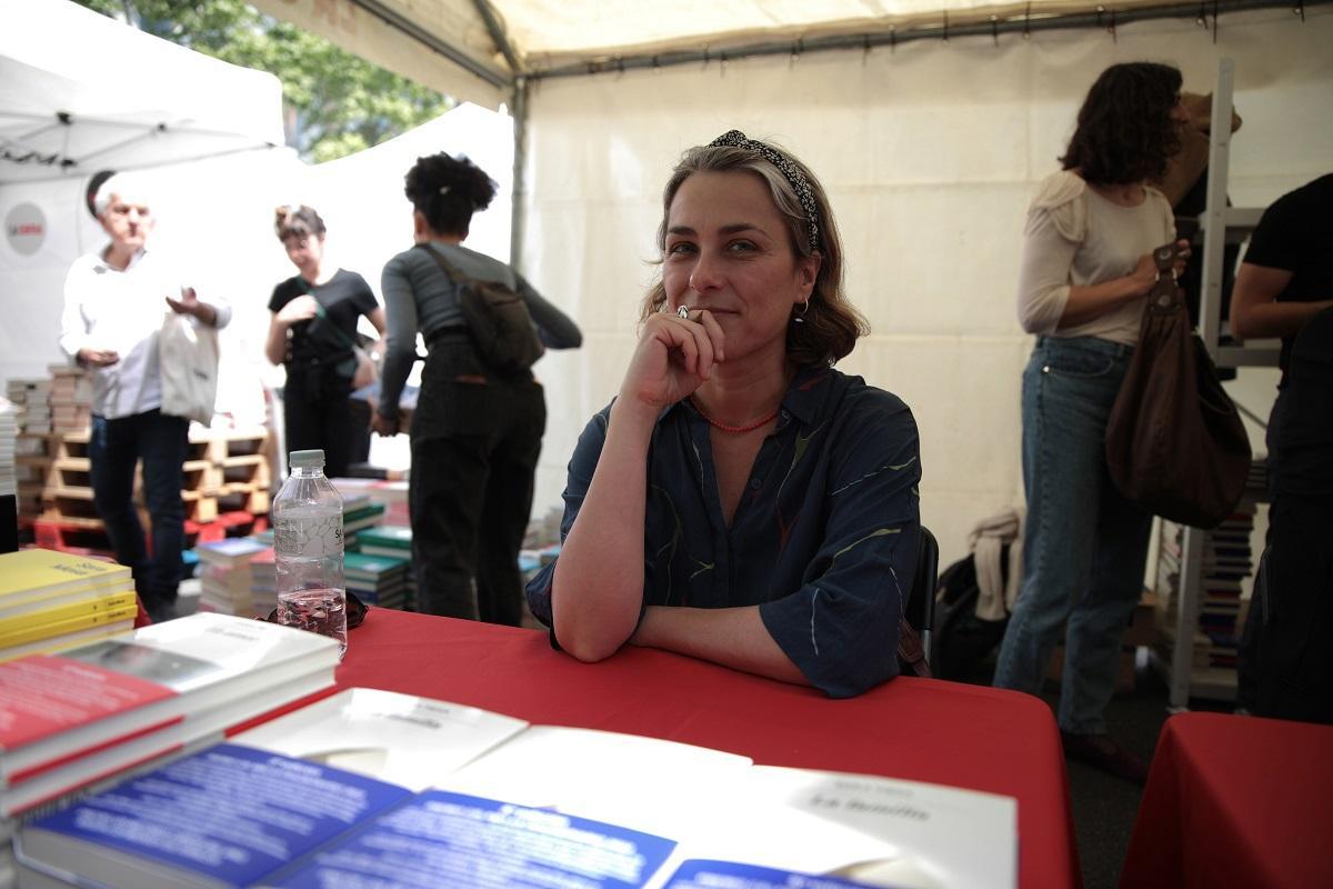 La escritora Sara Mesa firma ejemplares de su última novela, ’La familia’, durante la celebración del Día Internacional del Libro, a 23 de abril de 2023, en Barcelona