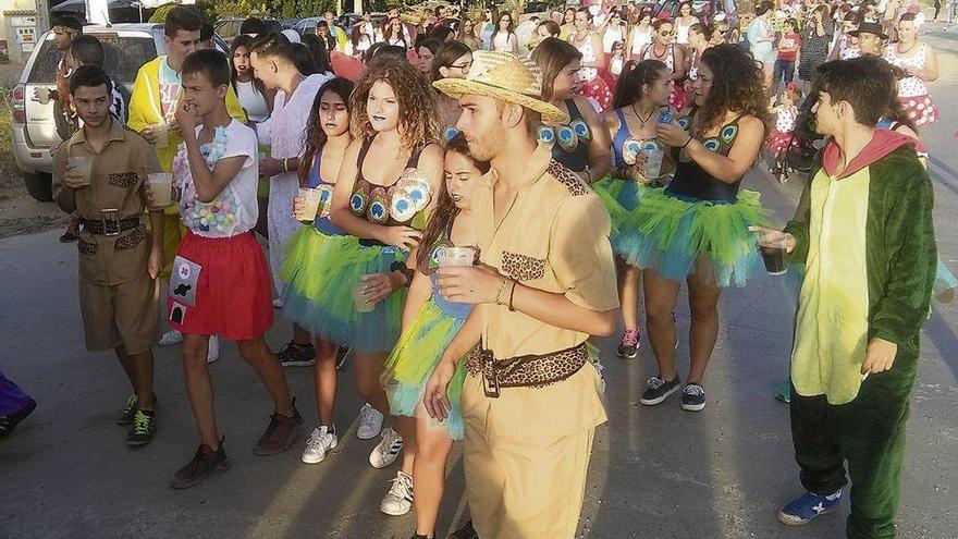 Vecinos de Morales, en el desfile del carnaval de verano en las fiestas del año pasado.