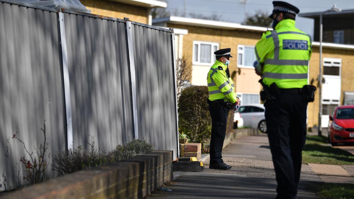 Dos policías montan guardia a la entrada del domicilio del sospechoso del secuestro y asesinato de Sarah Everard.